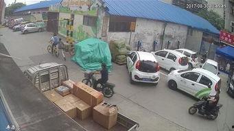 交警吃瓜群众都笑了,交警吃瓜群众齐笑场